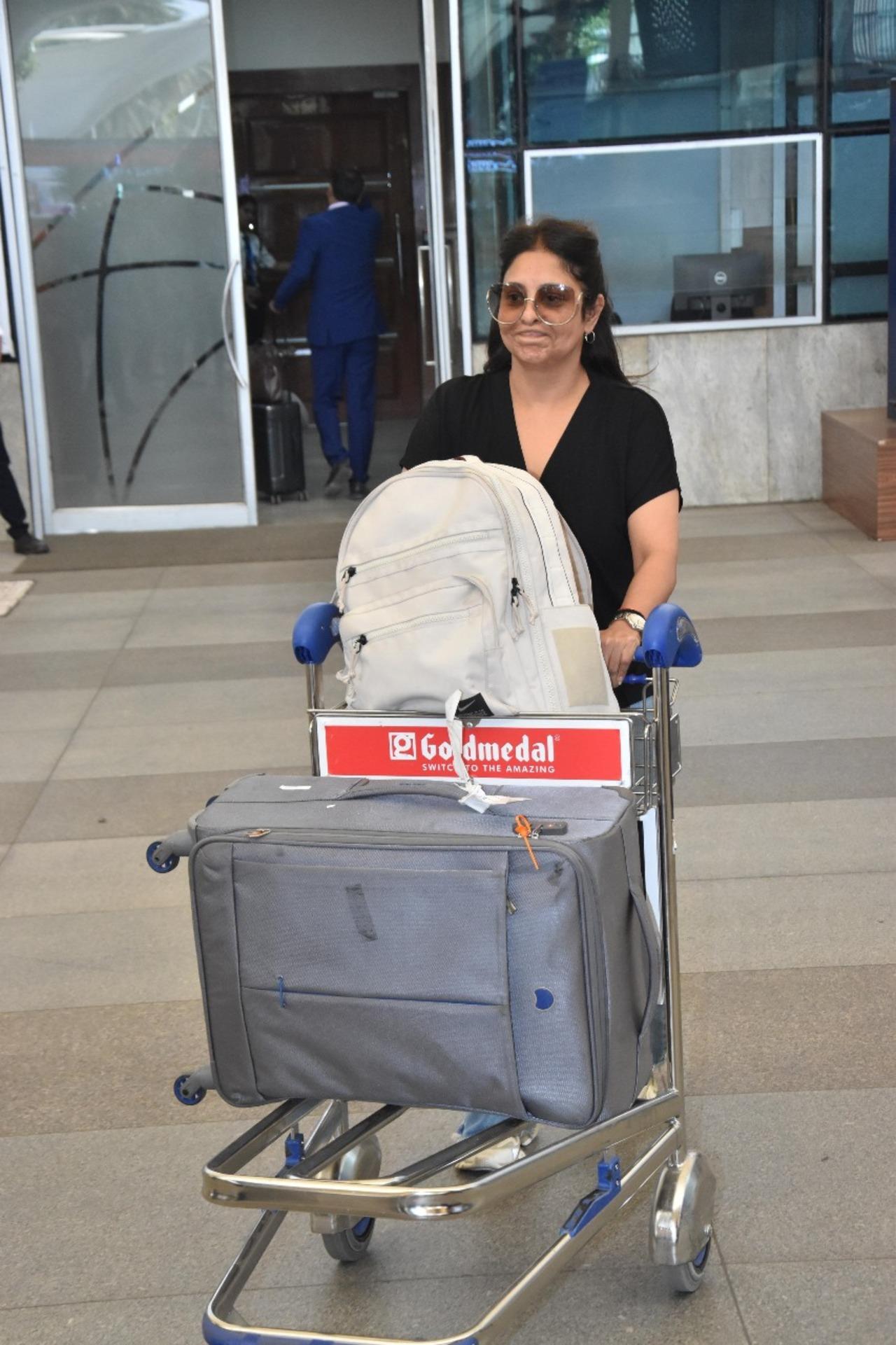 Following her attendance at the Filmfare Awards, where she even won an award for Best Actress (Critics) for her film 'Three of Us,' Shefali Shah was spotted at the Mumbai airport